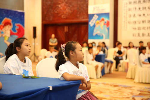 課程中專注聽講的小朋友