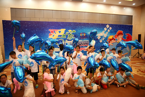 課程結束，孩子們和可愛的小海豚一起合影留念