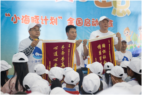 學(xué)校贈(zèng)送錦旗