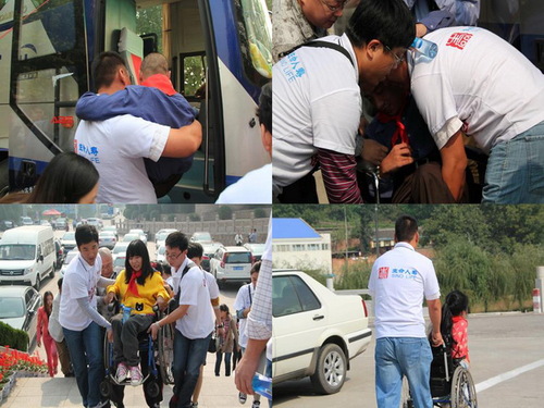 我司志愿者在整個(gè)參觀活動(dòng)過程中幫扶行動(dòng)不便的孩子們