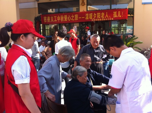 義工為老人體檢